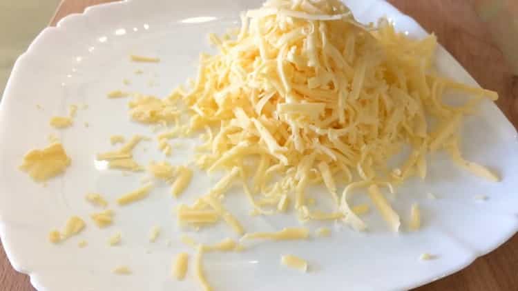 Vařit kuřecí prsa se bramborami v troubě, nastrouhejte sýr