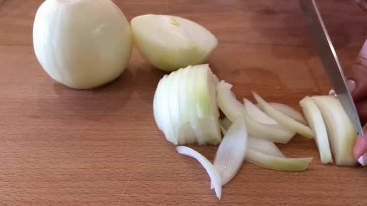 Zwiebeln kochen, um Hähnchenbrust mit Kartoffeln im Ofen zu kochen