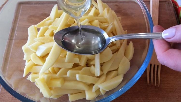 Um Hähnchenbrust mit Kartoffeln im Ofen zu kochen, mischen Sie die Kartoffeln mit Butter