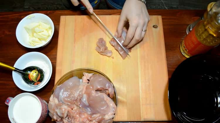Um das Hähnchenfilet in einer cremigen Sauce zuzubereiten, bereiten Sie die Zutaten vor