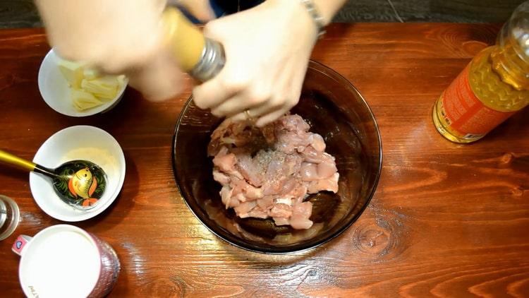 Um das Hähnchenfilet in einer cremigen Sauce zuzubereiten, salzen Sie das Fleisch