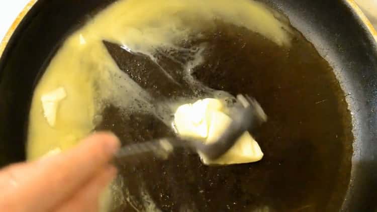 Um das Hähnchenfilet in einer cremigen Sauce zuzubereiten, erhitzen Sie die Pfanne