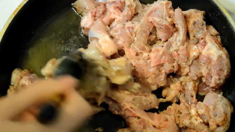 لتحضير شرائح الدجاج في صلصة كريمية ، يقلى اللحم