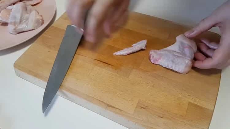 Csirkeszárny burgonyával történő sütéséhez főzzük, készítsük el a húst