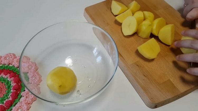 Zum Garen von Hähnchenflügeln mit Kartoffeln im Ofen die Zutaten hacken