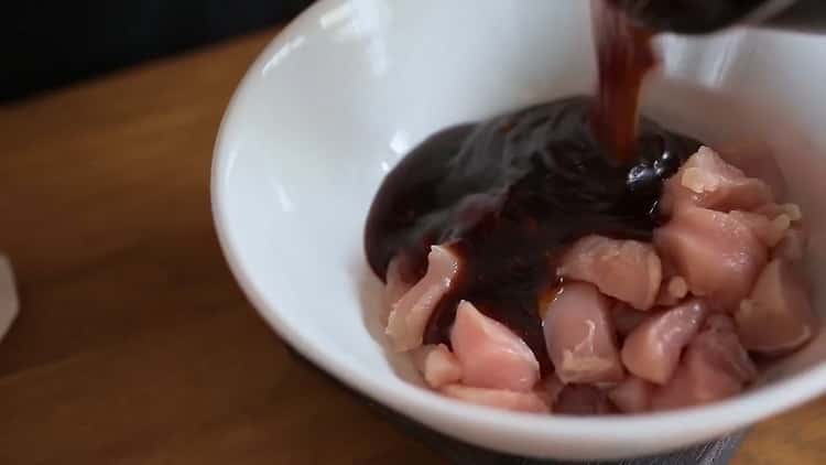 Per cucinare il pollo in salsa teriyaki, marinare la carne