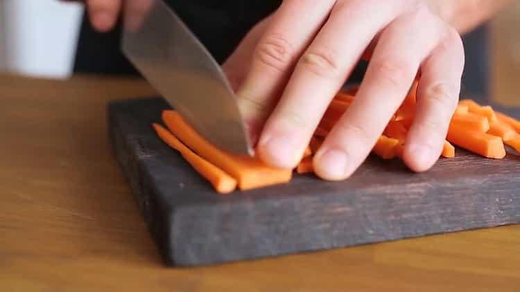 Per cucinare il pollo in salsa teriyaki, tritare le carote