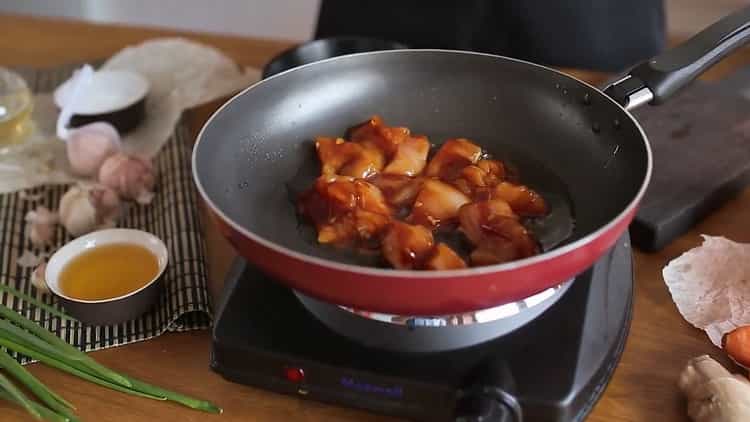 Um Hühnchen in Teriyaki-Sauce zuzubereiten, braten Sie das Fleisch an