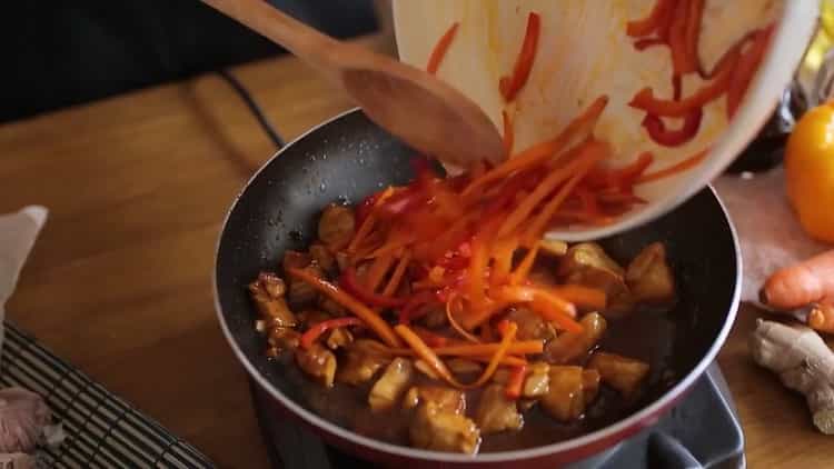 Unisci carne e verdure per preparare il pollo in salsa teriyaki