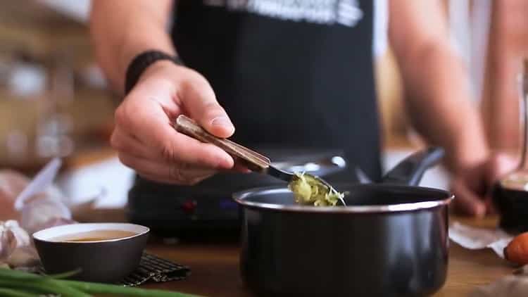 Norėdami gaminti udon makaronus, paruoškite padažo ingredientus