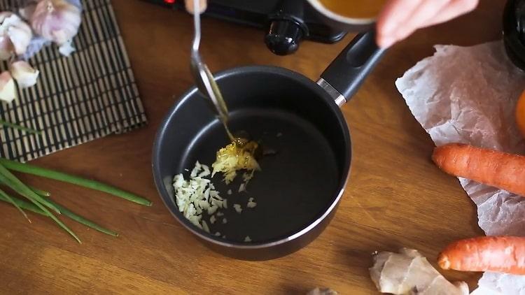 Az udon tészta elkészítéséhez kombinálja a szósz összetevőit