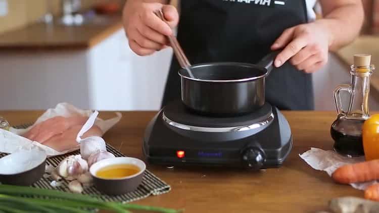 Για να κάνετε noodles udon, ανακατέψτε τα συστατικά για τη σάλτσα