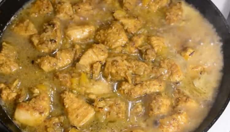 Fügen Sie Wasser hinzu, um Hühnchen-Curry nach Rezept zuzubereiten