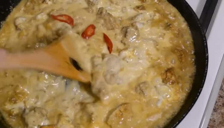 За да направите пилешко къри според рецептата, добавете заквасена сметана