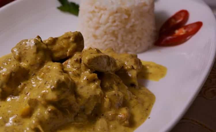 Il delizioso pollo al curry con una ricetta semplice è pronto