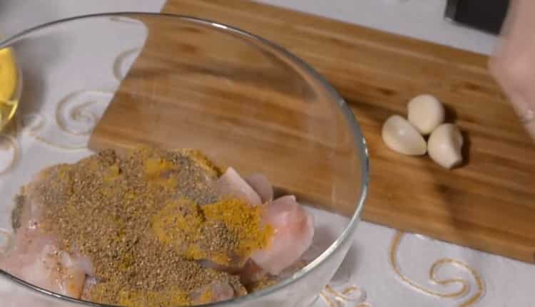 За да направите пилешко къри според рецептата, пригответе подправки