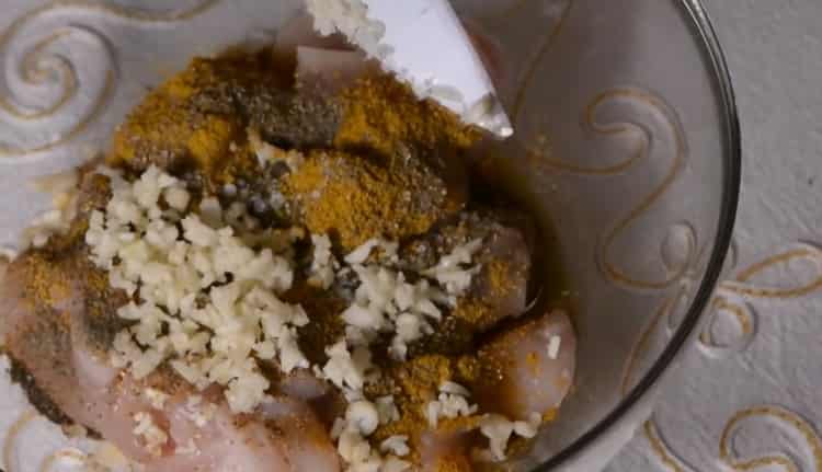 Per preparare il pollo al curry secondo la ricetta, tagliare l'aglio