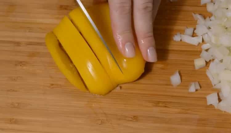 Για να φτιάξετε κοτόπουλο σύμφωνα με τη συνταγή, κόψτε το πιπέρι