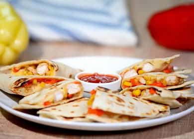Meksikolainen quesadilla kanan kanssa - yksinkertainen, kaunis ja erittäin maukas