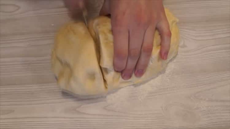 Според рецептата за готвене на пилешко месо с картофи, изрежете тестото