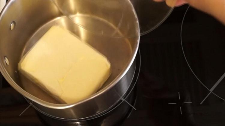 Nach dem Rezept für ein Huhn mit Kartoffeln schmelzen Butter