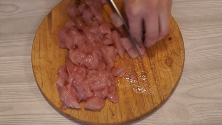 Podle receptu na vaření kuřecího masa s bramborami nakrájejte ingredience