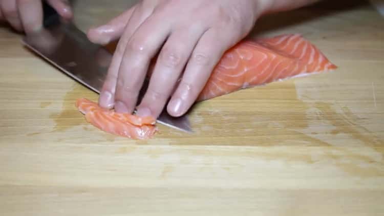 Für die Zubereitung von Fladenbrot mit rotem Fisch bereiten Sie die Zutaten vor