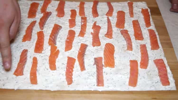 Για να φτιάξετε ψωμί πίτας με κόκκινο ψάρι, κόψτε τα ψάρια