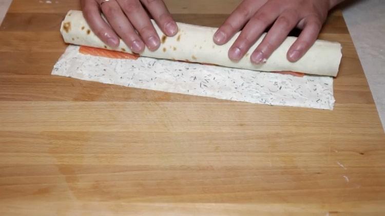 Για να φτιάξετε ψωμί πίτας με κόκκινα ψάρια, τυλίξτε το ρολό