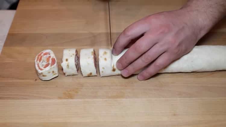 Για να φτιάξετε ψωμί πίτας με κόκκινο ψάρι, κόψτε το ρολό