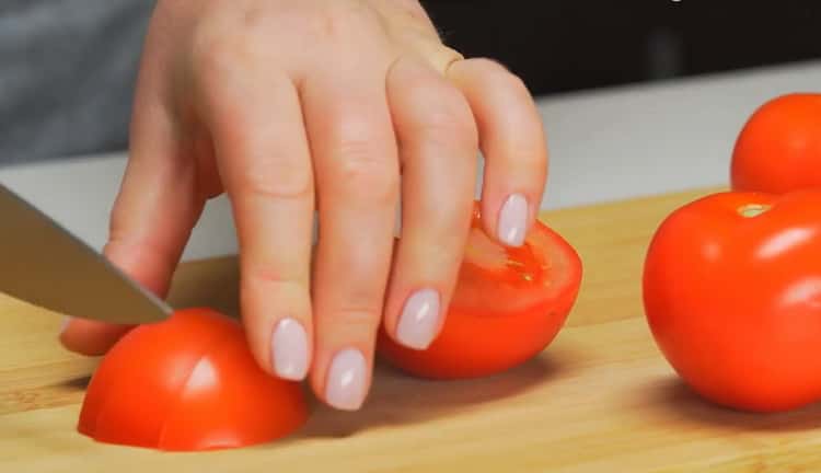 Leipoa tomaatit kypsennäksesi naudanlihan jäsentä