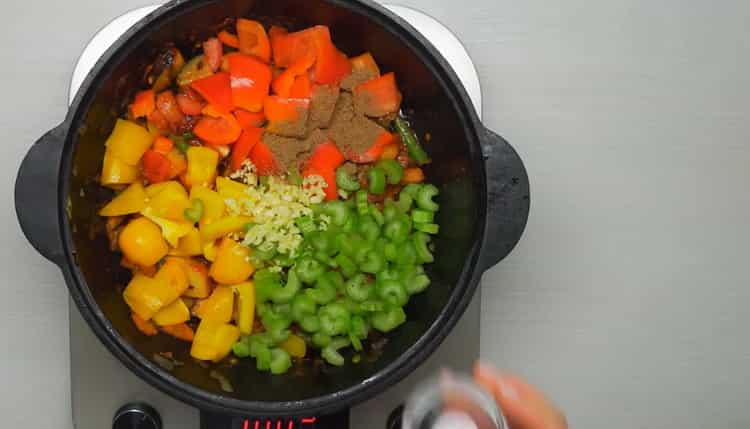 Για να μαγειρέψετε το βόειο κρέας, τηγανίστε όλα τα λαχανικά