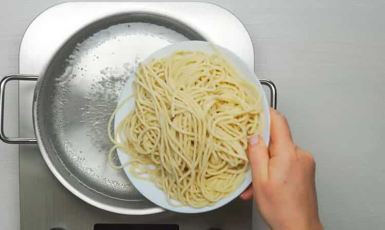 Per cucinare il lagman di manzo, lessare gli spaghetti
