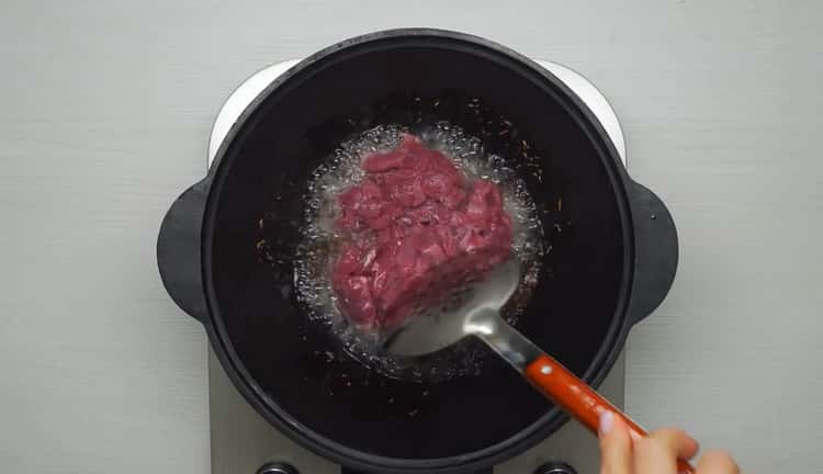 Για να μαγειρέψετε λαγμάν βόειου κρέατος, τηγανίζετε το κρέας