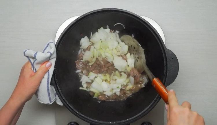 لطهي لحم البقر lagman ، يقطع البصل
