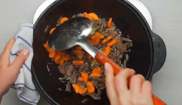 Per cucinare il lagman di manzo, tagliare le carote