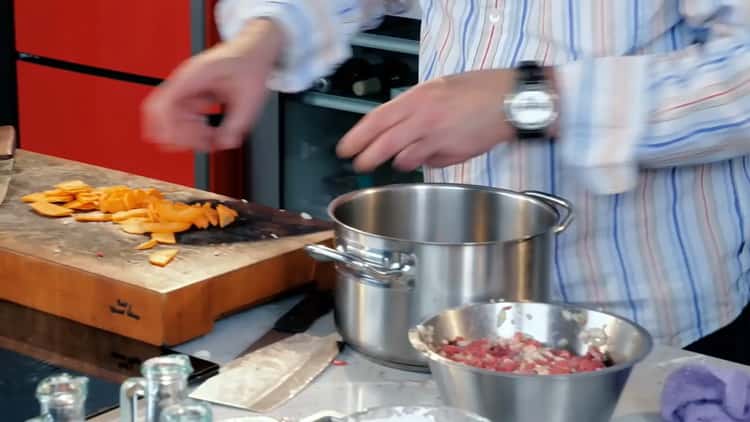 Για να μαγειρέψετε τεμπέλης manti, ψιλοκόψτε τα λαχανικά