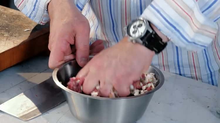 Lusta manti főzéséhez főzzen darált húst