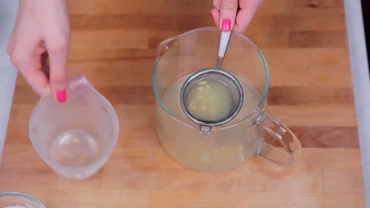 Per fare la limonata a casa, filtrare il succo