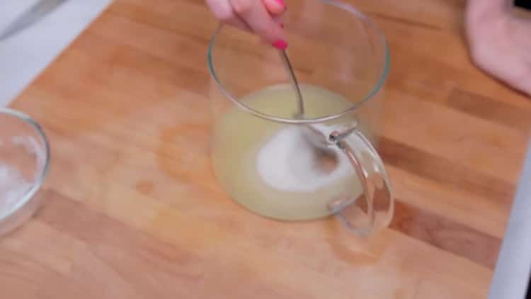 За да направите лимонада у дома, добавете захар