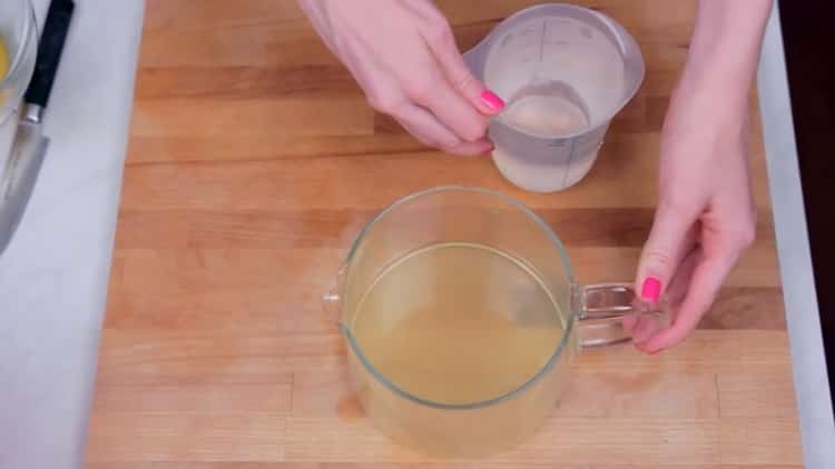 Για να κάνετε τη λεμονάδα στο σπίτι, προσθέστε νερό