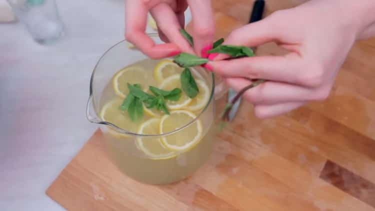 Norėdami namuose gaminti limonadą, įpilkite citrinos