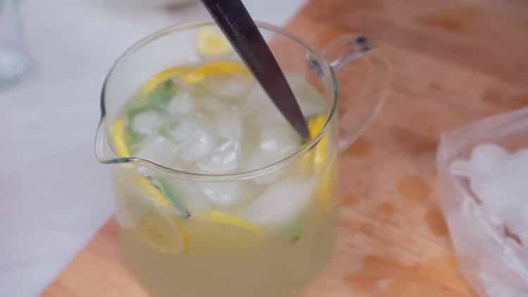 Norėdami namuose gaminti limonadą, įpilkite ledo