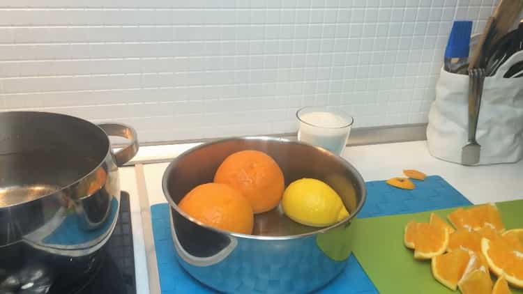 Per fare la limonata dalle arance, versa gli agrumi con acqua