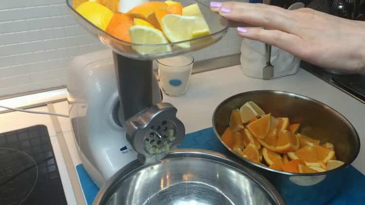 Limonadin valmistamiseksi appelsiineista jauhaa ainesosat