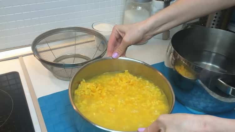За да направите лимонада от портокали, добавете вода