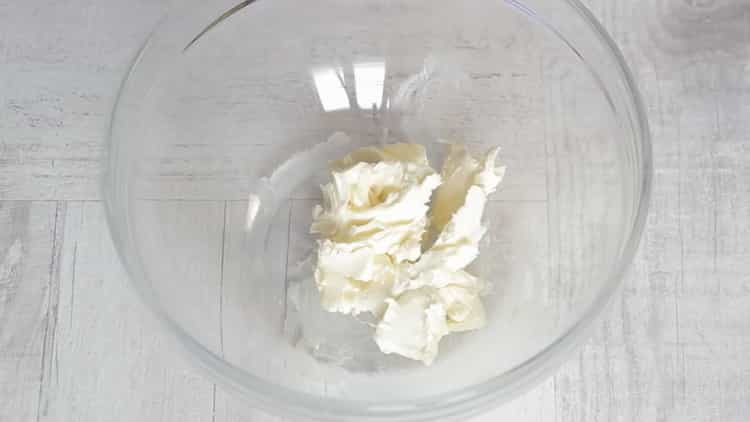 Butter schmelzen, um eine Laurent-Torte mit Huhn und Pilzen zu machen