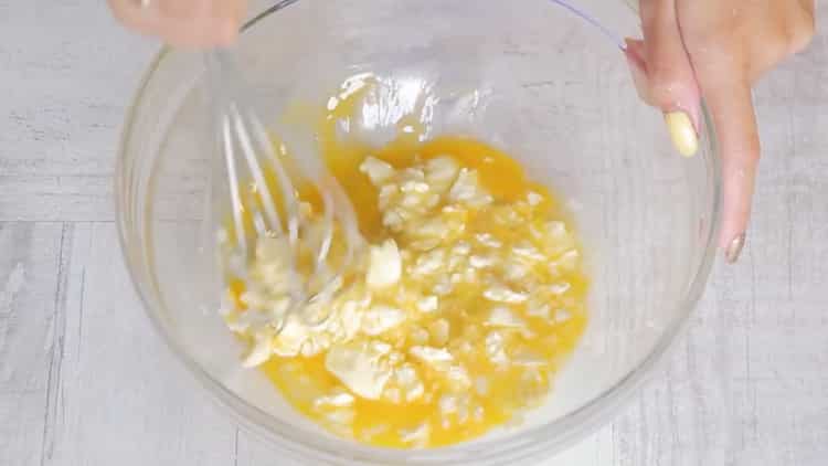 Um eine Laurent-Torte mit Hühnchen und Champignons zuzubereiten, schlagen Sie die Butter mit Champignons