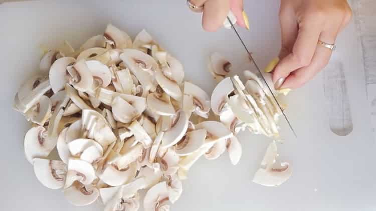A Laurent pite csirkével és gombával történő elkészítéséhez készítse elő a töltelék összetevőit