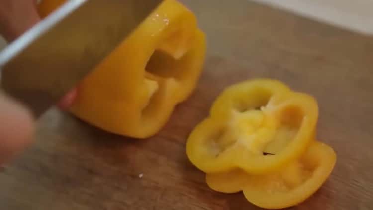 Για να μαγειρέψετε σολομό στο φούρνο σε ένα φύλλο, κόψτε το πιπέρι
